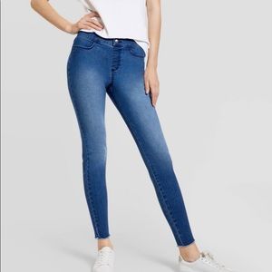 NWT Mid-Rise Frayed Denim Leggings Medium